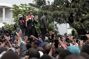 Mozambican presidential candidate Venancio Mondlane (C) addresses people on the streets of Maputo upon his return from exile, Mozambique, 09 January 2025. Mondlane has been out of the country since late October due to the disputed parliamentary elections, which the opposition says were rigged and have led to protests. LUISA NHANTUMBO/LUSA