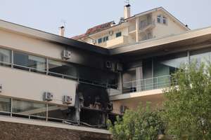 Lar da Santa Casa da Misericórdia de Mirandela, onde seis idosos morreram esta noite na sequência de um incêndio que terá começado num "colchão anti-escaras", num quarto com três utentes, que acabaram por morrer e outros três, devido à inalação de fumo e a problemas respiratórios, também não conseguiram resistir, 16 de agosto de 2025. ESTELA SILVA/LUSA