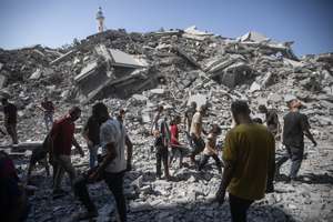 epaselect epa12380209 Palestinians inspect the rubble of the Al-Ghafari residential tower after it was hit by an Israeli airstrike in Gaza City, 15 September 2025. More than 64,900 Palestinians have been killed in the Gaza Strip since October 2023, according to the Palestinian Ministry of Health.  EPA/HAITHAM IMAD