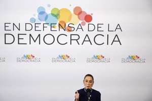 epa12897666 Mexican President Claudia Sheinbaum addresses the media at her arrival to the summit 'In defense of democracy' held in Barcelona, Spain, 18 April 2026.  EPA/Alberto Estevez