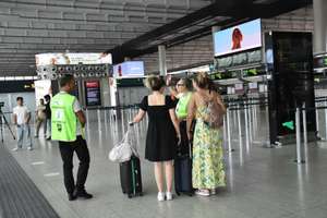 epa13166965 Travelers at Fontanarossa Airport in Catania, Italy, 13 August 2026. All flights arriving at and departing from Catania Airport have been suspended due to heavy ashfall caused by activity from Mount Etna volcano. No planes are currently departing from the Fontanarossa runway. According to Italy's National Institute of Geophysics and Volcanology (INGV), the latest eruptive sequence began at the Voragine crater on 06 August, and it has remained active since.  EPA/ORIETTA SCARDINO