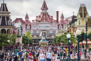 epa09279106 Visitors crowd as they arrive for the official reopening of the Disneyland Paris theme park in Marne-la-Vallee, near Paris, France, 17 June 2021. The park reopens with a reduced capacity and asks visitors older than six years wear a mask.  EPA/CHRISTOPHE PETIT TESSON