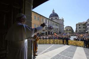 epa13173630 A handout picture provided by Vatican Media Press Office, shows Pope Leo XIV (L) leads the Angelus prayer in Piazza della Liberta in Castel Gandolfo, near Rome, Italy, 16 August 2026.  EPA/VATICAN MEDIA HANDOUT HANDOUT EDITORIAL USE ONLY/NO SALES