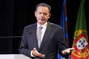 O primeiro-ministro, Luís Montenegro, discursa durante a sessão de homenagem a João Maria de Oliveira Martins e António Fernando Couto dos Santos em Esposende. 19 setembro 2026.HUGO DELGADO/LUSA