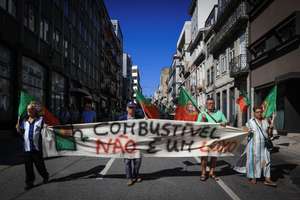 Manifestação contra o aumento dos combustíveis, no Porto, 19 de setembro de 2026. A iniciativa pretende ser uma mobilização cívica, sem recurso aos automóveis, colocando no centro da manifestação a preocupação com o impacto do preço dos combustíveis no orçamento das famílias, trabalhadores e empresas. JOSÉ COELHO/LUSA