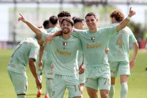 Os jogadores do Famalicão, Mathias De Amorim (E) e Koutsias (D), festejam após marcar um golo contra o Nacional, durante o jogo da Primeira Liga de Futebol realizado no Estádio da Madeira, no Funchal, ilha da Madeira, 19 de setembro 2026. HOMEM DE GOUVEIA/LUSA