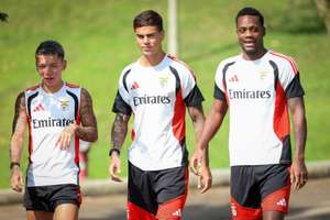 Os jogadores do Benfica (E-D), Gianluca Pretianni, Enzo Barrenechea e Jhon Durán, durante o treino de preparação para o jogo da 2.ª pré-eliminatória da Liga Europa contra o St. Gallen, no Benfica Campos, no Seixal, 22 de julho de 2026. RUI MINDERICO/LUSA