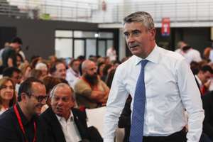 O Secretário-geral do Partido Socialista, José Luis Carneiro, partcipipa no encerramento da Convenção Autárquica Nacional 2026, sob o tema “Proximidade, Coesão e Valorização das Pessoas e dos Territórios” Leiria, 12 setembro  2026. PAULO CUNHA/LUSA