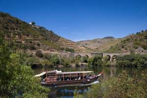 Um barco rabelo navega pelo Rio Douro, junto à Quinta das Fiandeira, em Everdosa do Douro, São João da Pesqueira, Vila Real, 18 de setembro de 2026. Das tradicionais lagaradas ao corte de uvas, caminhadas, miradouros, mas também apanha da azeitona, provas de vinho ou azeite e termas, o Douro diversifica cada vez mais as experiências para mostrar o Património Mundial aos turistas. (ACOMPANHA TEXTO DA LUSA DO DIA 20 DE SETEMBRO DE 2026). PEDRO SARMENTO COSTA/LUSA
