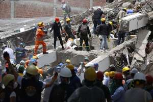 epa13164942 Members of the Mexican rescue brigade Los Topos and Colombian rescue workers participate in a search-and-rescue operation amid the rubble caused by the 7.4-magnitude earthquake, leaving more than two hundred people dead, in Cali, Colombia, 12 August 2026. The Mexican rescue workers arrived in Colombia from Venezuela, where they had been for 41 days following the two powerful earthquakes in La Guaira on June 24 that claimed more than 6,300 lives.  EPA/Ernesto Guzman