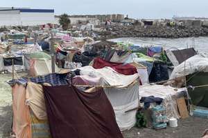 epa13251284 Temporary tents stand at a migrant camp on El Trampolin beach in Ceuta, Spain, 20 September 2026. Thousands of migrants continue to camp on the beach in the Spanish enclave in North Africa after crossing the border on 30 and 31 July 2026.  EPA/REDUAN