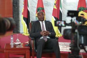 O Presidente de Moçambique, Daniel Chapo, em entrevista à agência Lusa, em Maputo, Moçambique, 10 de julho de 2026. Daniel Chapo, que partiu hoje para Lisboa para uma visita oficial, desafiou os empresários portugueses a investirem em Moçambique já, quando avançam megaprojetos de 50 mil milhões de dólares (43,8 mil milhões de euros) no gás, avisando que esperar por amanhã será tarde. (ACOMPANHA TEXTO DA LUSA DE 14 DE JULHO DE 2026). LUÍSA NHANTUMBO/LUSA