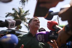 epa13300605 Brazilian Senator and presidential candidate Flavio Bolsonaro speaks at a press conference after visiting his father, former Brazilian President Jair Bolsonaro, who is under house arrest, in Brasilia, Brazil, 13 October 2026. The visit followed the lifting of a judicial restriction that had prevented Flavio Bolsonaro from seeing his father since July 2026.  EPA/ANDRE BORGES