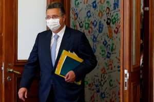 Rafael Luís Mora, sócio de Nuno Vasconcelos (ausente na foto), à chegada para a sua audição perante a Comissão Eventual de Inquérito Parlamentar às perdas registadas pelo Novo Banco e imputadas ao Fundo de Resolução, na Assembleia da República, em Lisboa, 09 de junho de 2021. ANTÓNIO COTRIM/LUSA