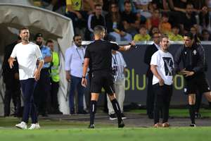 Gonzalo García (E), treinador do Arouca, reage durante o jogo da I Liga de Futebol disputado com o Vitória de Guimarães no estádio Municipal de Arouca, 12 de agosto de 2024. ESTELA SILVA/LUSA