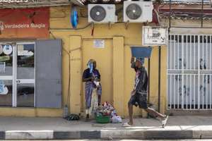 Vendedores na rua de Luanda, Angola, 17 de abril de 2026.  JOSÉ SENA GOULÃO/LUSA