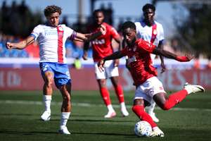 O jogador do Alverca, Figueiredo (E), disputa a bola com o jogador do Santa Clara, Guilherme Romão, durante o jogo da Primeira Liga de Futebol, realizado no Complexo Desportivo de Alverca, em Lisboa, 29 de agosto de 2026. RODRIGO ANTUNES/LUSA