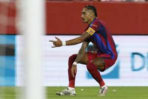 epa13250837 Barcelona's Raphinha celebrates after scoring the 1-2 goal during the Spanish LaLiga soccer match between Sevilla FC and FC Barcelona, in Seville, Spain, 19 September 2026.  EPA/JULIO MUNOZ