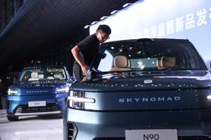 epa13219926 A staff cleans a new EV Xiaomi SkyNomad N90 before the launch of the new generation electric car N70 Pro, N70 Max and N90 Max in Beijing, China, 07 September 2026.  EPA/WU HAO