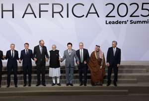 epa12541826 (L-R) Canada's Prime Minister Mark Carney, France's President Emmanuel Macron, Germany's Chancellor Friedrich Merz, India's Prime Minister Narendra Modi, South Korea's President Lee Jae Myung, British Prime Minister Keir Starmer, Saudi Arabia's Foreign Minister Faisal bin Farhan Al Saud, and Argentina's Foreign Minister Pablo Quirno stand for a family photo on the first day of the G20 Leaders' Summit at the Nasrec Expo Centre in Johannesburg, South Africa, 22 November 2025. World leaders are gathering in South Africa, the host of this year's G20 Leaders' Summit on 22 and 23 November 2025, to discuss the global economy, development and financing.  EPA/YVES HERMAN / POOL