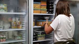 Os pedidos de apoio alimentar têm aumentado no Algarve e à Refood em Faro já não chegam só de quem perdeu o emprego, mas a estrutura está a ter de recusar apoio por falta de capacidade de armazenamento, Faro, 9 de novembro de 2020. Todos os dias durante a tarde, são várias as famílias que aguardam pela entrega de alimentos à porta da base logística da instituição, instalada numa casa antiga no centro da cidade e cedida à Refood por uma família de Faro. (ACOMPANHA TEXTO DE 17 DE NOVEMBRO DE 2020). LUÍS FORRA/LUSA