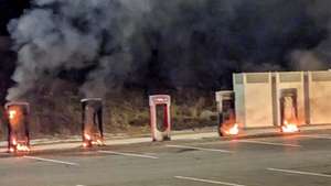 estacões da tesla a arder