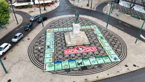 Instalação de Provac, um Monopólio gigante, obra de Bordallo II na Praça Duque Terceira em Lisboa