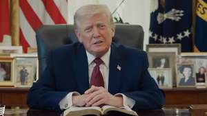 Trump lê a Bíblia