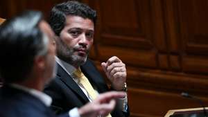 Início da discussão na generalidade da proposta de Lei n.º 4/XV/1.ª (GOV): Aprova o Orçamento do Estado para 2022, na Assembleia da República. O deputado da Iniciativa Liberal (IL), João Cotrim de Figueiredo e O presidente e deputado do Chega, André Ventura Lisboa, 28 de Abril de 2022. FILIPE AMORIM/OBSERVADOR