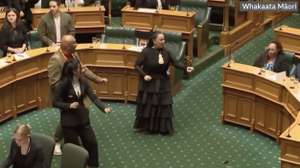 Deputados dançam haka no parlamento da Nova Zelândia