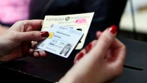 Um eleitor com o cartão de cidadão e cartão de eleitor aguarda boletim de voto para votar nas Eleições Presidenciais 2011, em Lisboa, 23 de janeiro de 2011. JOAO RELVAS/LUSA