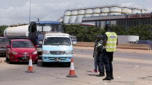 Posto de controlo policial na cidade de Luanda, Angola