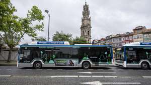 Autocarros da STCP na rua dos clérigos