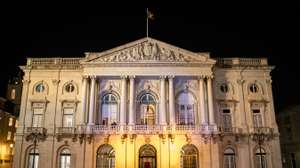 Comunidade Ucrâniana portuguêsa junta-se à porta da câmara municipal de Lisboa. O edíficio da Câmara foi iluminado com as cores da bandeira Ucraniana numa forma de homenagem