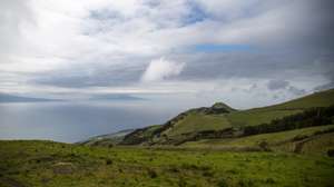 Atividade sísmica acima do normal na ilha de São Jorge, na região autónoma dos Açores, torna-se numa situação de crise sismo-vulcânica. O Observador acompanhou durante uma tarde, uma das três equipas da CIVISA (Centro de Informação e Vigilância Sismo-vulcânica dos Açores) que estão espalhadas por toda ilha de São Jorge. À cerca de 11 dias, que diariamente estas equipas deslocam-se para o terreno, para fazerem as medições necessárias para perceber se, de dia para dia, tem havido uma eventual subida de magma e gases à superfície da terra. 20 de Março de 2022 São Jorge, Arquipélago dos Açores TOMÁS SILVA/OBSERVADOR