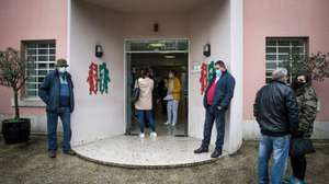 Reportagem no primeiro dia de administração da vacina em centros de saúde