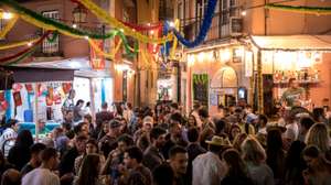 Reportagem da 1ª edição do "Santos no Tejo", auto-proclamado como o "maior santódromo da capital", com o artista e músico Quim Barreiros a abrir a festa. Ao mesmo tempo, pelas ruas de alfama, começa também a tradicional festa popular dos Santos. 1 de Junho de 2023 Doca da Marina, Lisboa Alfama, Lisboa TOMÁS SILVA/OBSERVADOR