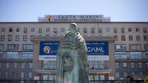 Reportagem sobre a Saúde Mental: Entrevista ao Presidente da Associação de estudantes da Faculdade de Medicina de Lisboa, Duarte Tude Graça, e à Diretora do Gabinete de Apoio ao Estudante, Ana Rita Sobral. Também fotografias da biblioteca da FMUL, a fachada do edífício Egas Moniz e do Hospital Santa Maria, em Lisboa. 6 de Abril de 2023 Hospital Sta. Maria, Lisboa TOMÁS SILVA/OBSERVADOR