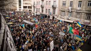 Milhares de pessoas manifestam-se pela Ucrânia, em frente à Emabiaxada da Rússia, em Lisboa. A manifestação contou com a presença de alguns representantes dos partidos, como o PAN, com a líder Inês Sousa Real, a Iniciativa Liberal, o LIVRE e a Juventude Socialista, a JSD e a JP. Quase no fim da manifestação também apareceu a Catarina Martins, líder do Bloco de Esquerda. 27 de Fevereiro de 2022 Embaixada da Rússia, Lisboa TOMÁS SILVA/OBSERVADOR