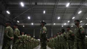 O Presidente da República, Marcelo Rebelo de Sousa e a Ministra da Defesa Nacional Helena Carreiras, na partida no Aeroporto de Figo Maduro, dos militares da primeira força nacional destacada para a Roménia devido ao conflito na Ucrânia. Esta força integra 221 militares, sendo 201 da companhia de atiradores (reforçada com um módulo de defesa antiaérea, um módulo de conjunto de informações e um módulo de apoio) e 20 da equipa de operações especiais. Lisboa, 15 de Abril de 2022. FILIPE AMORIM/OBSERVADOR