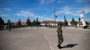 Reportagem: Dia dos Paraquedistas. Na base militar de Tancos, Vila Nova da Barquinha (Santarém), todos os anos se juntam milhares de paraquedistas de todo o país que serviram, ou servem, as forças armadas Portuguesas. Ali se reencontram, para celebrar a camaradagem, a integridade, e a lealdade que esta força especial requer, e para recordarem e reviverem juntos, os bons e maus momentos. 23 de Maio de 2022 Tancos, Santarem TOMÁS SILVA/OBSERVADOR