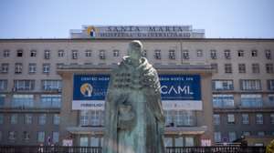 Reportagem sobre a Saúde Mental: Entrevista ao Presidente da Associação de estudantes da Faculdade de Medicina de Lisboa, Duarte Tude Graça, e à Diretora do Gabinete de Apoio ao Estudante, Ana Rita Sobral. Também fotografias da biblioteca da FMUL, a fachada do edífício Egas Moniz e do Hospital Santa Maria, em Lisboa. 6 de Abril de 2023 Hospital Sta. Maria, Lisboa TOMÁS SILVA/OBSERVADOR