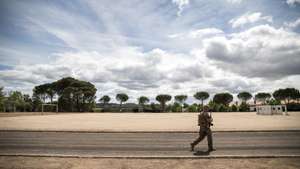 Reportagem: Dia dos Paraquedistas. Na base militar de Tancos, Vila Nova da Barquinha (Santarém), todos os anos se juntam milhares de paraquedistas de todo o país que serviram, ou servem, as forças armadas Portuguesas. Ali se reencontram, para celebrar a camaradagem, a integridade, e a lealdade que esta força especial requer, e para recordarem e reviverem juntos, os bons e maus momentos. 23 de Maio de 2022 Tancos, Santarem TOMÁS SILVA/OBSERVADOR
