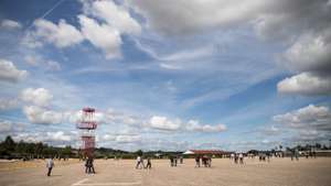 Reportagem: Dia dos Paraquedistas. Na base militar de Tancos, Vila Nova da Barquinha (Santarém), todos os anos se juntam milhares de paraquedistas de todo o país que serviram, ou servem, as forças armadas Portuguesas. Ali se reencontram, para celebrar a camaradagem, a integridade, e a lealdade que esta força especial requer, e para recordarem e reviverem juntos, os bons e maus momentos. 23 de Maio de 2022 Tancos, Santarem TOMÁS SILVA/OBSERVADOR