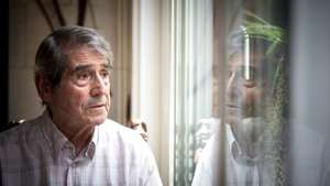 Entrevista a João Mota, ator, encenador, professor e teatrólogo português. Foi diretor do Teatro Nacional D. Maria II, fundador e director da companhia A Comuna - Teatro de Pesquisa e presidente da Escola Superior de Teatro e Cinema. Hoje com 79 anos volta a subir ao palco, no Teatro Comuna, para encenar na peça "A Casa da Bernarda Alba", que estreará no próximo dia 22 de Setembro de 2022. 19 de Setembro de 2022 Companhia A Comuna - Teatro de Pesquisa, Lisboa TOMÁS SILVA/OBSERVADOR