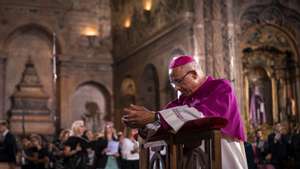 A Missa Crismal é celebrada na Quinta-feira Santa na catedral de cada diocese