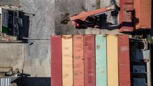 Reportagem em Sines: dezenas de contentores carregados de lixo provenientes de Itália, foram apreendidos no porto flúvial de Sines. Parte desses contentores foram para o aterro sanitário de Vila Nova de St. André, enquanto que a maioria ficou intacta ao ar livre, após se ter descoberto que havia lixo tóxico no seu interior. 26 de Setembro de 2022 Sines e Vila Nova de St. André TOMÁS SILVA/OBSERVADOR
