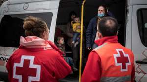 Em Badajoz, junto à fronteira entre Espanha e Portugal, dezenas de refugiados ucranianos apanham por fim, o último comboio da sua viagem. Percorreram a Europa inteira para chegarem a Portugal, mas antes de entrarem no último comboio desta jornada, são recebidos em Badajoz pela Cruz Vermelha e dezenas de apoiantes. Ficam neste espaço, coordenado pela instituição da Cruz Vermelha, que lhes dá de comer e os ajuda em qualquer necessidade básica, enquanto esperam cerca de 03:30h pelo próximo comboio. Umas famílias têm quem os espere do outro lado da linha, outras vão à descoberta e ainda existem famílias, que por terem várias crianças, preferem dormir num centro residencial em Badajoz criado para o efeito, descansar, e partir no dia seguinte. A guerra entre a Rússia e a Ucrânia já dura à cerca de 1 mês. 24 de Março de 2022 Badajoz, Espanha TOMÁS SILVA/OBSERVADOR