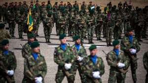 Reportagem: Dia dos Paraquedistas. Na base militar de Tancos, Vila Nova da Barquinha (Santarém), todos os anos se juntam milhares de paraquedistas de todo o país que serviram, ou servem, as forças armadas Portuguesas. Ali se reencontram, para celebrar a camaradagem, a integridade, e a lealdade que esta força especial requer, e para recordarem e reviverem juntos, os bons e maus momentos. 23 de Maio de 2022 Tancos, Santarem TOMÁS SILVA/OBSERVADOR