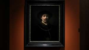 Apresentação à comunicação social do autorretrato de Rembrandt da Coleção Thyssen-Bornemisza, no Museu Gulbenkian. O "Autorretrato com Boina e Duas Correntes" de Rembrandt é a primeira de uma série de obras pertencentes a grandes coleções mundiais que o Museu Gulbenkian vai acolher temporariamente nas suas galerias. A obra fica exposta lado a lado com as duas pinturas de Rembrandt da Coleção de Calouste Gulbenkian, "Figura de Ancião" e "Palas Atena". Lisboa, 28 de Abril de 2022. FILIPE AMORIM/OBSERVADOR